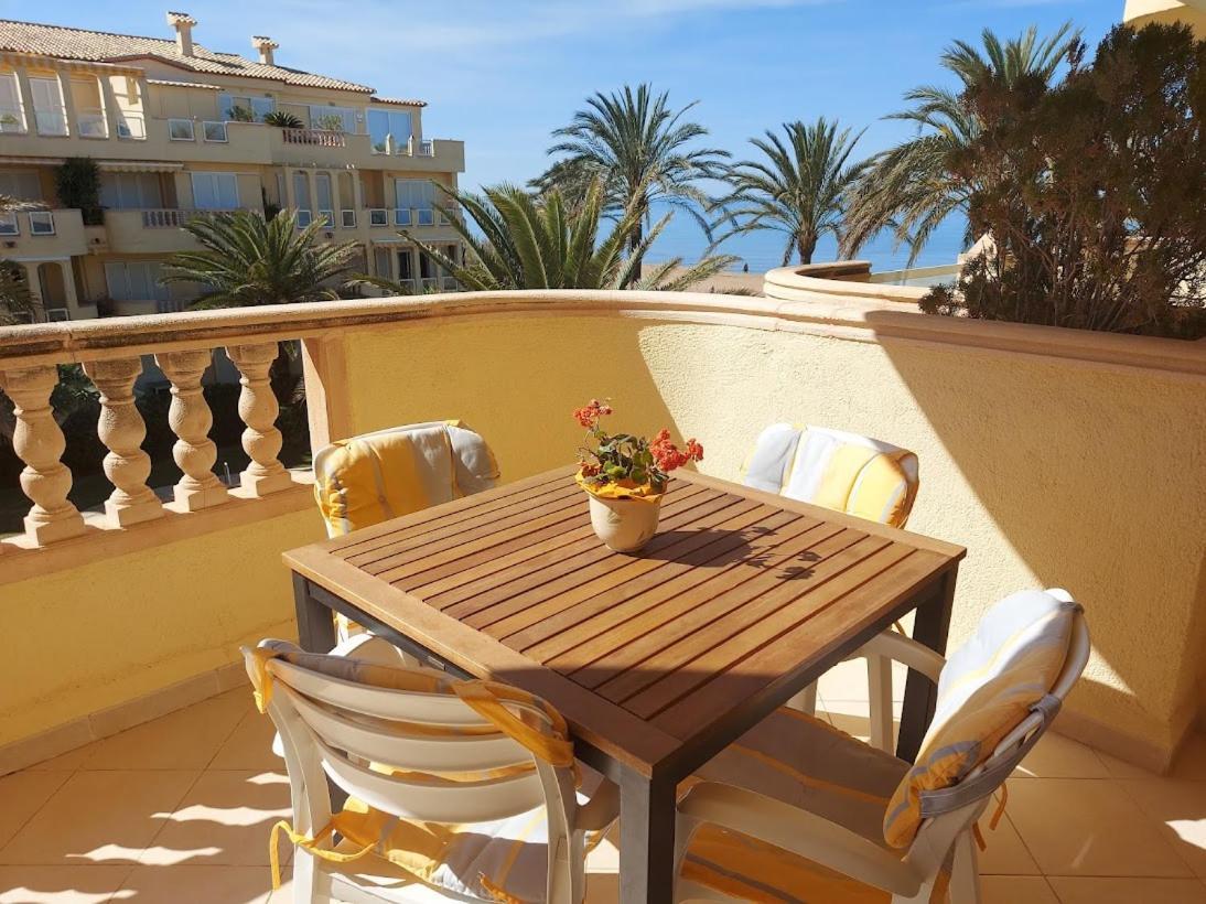 Estupendo Apartamento En Primera Linea De Playa Y Con Vistas Al Mar Denia Zewnętrze zdjęcie