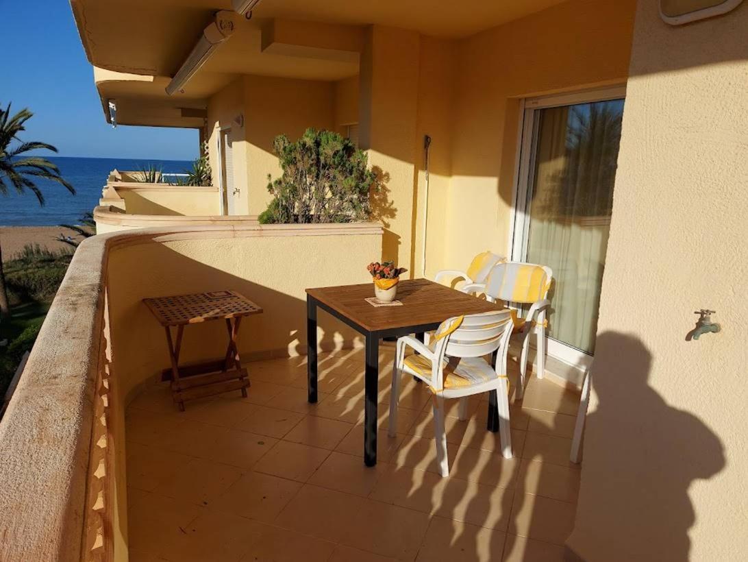 Estupendo Apartamento En Primera Linea De Playa Y Con Vistas Al Mar Denia Zewnętrze zdjęcie